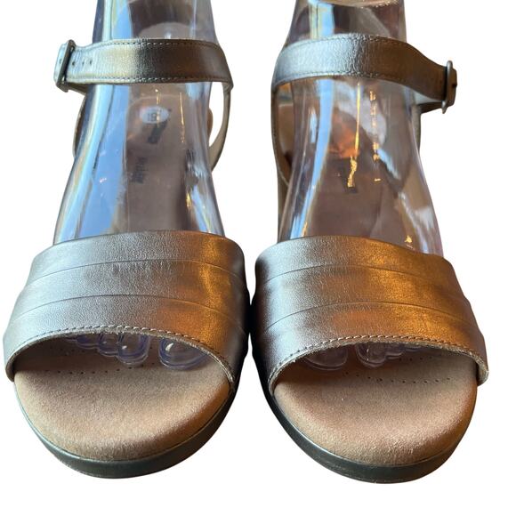 Clarks Wedge Sandals Sz 9 Pewter Gold Metallic Leather Comfort Buckle Strap Cork - Picture 4 of 7